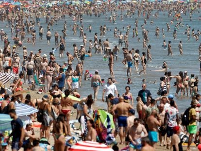 Vista general de la playa valenciana de la Malvarrosa atestada de gente, en julio de 2021.