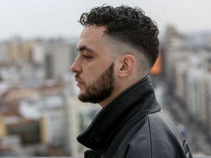 El cantante C. Tangana posa en una fotografía durante una entrevista para Europa Press en el Hotel Riu Plaza España, en Madrid, en febrero de 2021.