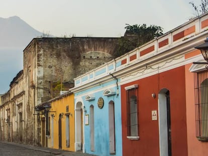 Arco de Santa Catalina, con el volcán Agua al fondo.