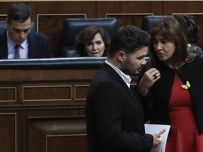 Laura Borrás (Junts per Catalunya) y Gabriel Rufián (ERC) delante de la bancada del Gobierno en el Congreso.