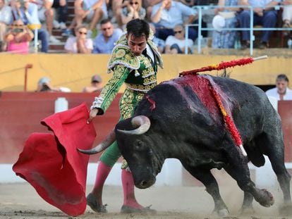 Gómez del Pilar, ante el quinto toro de José Escolar.