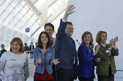 Mariano Rajoy, en el centro, ayer en la Ciudad de las Artes de Valencia.