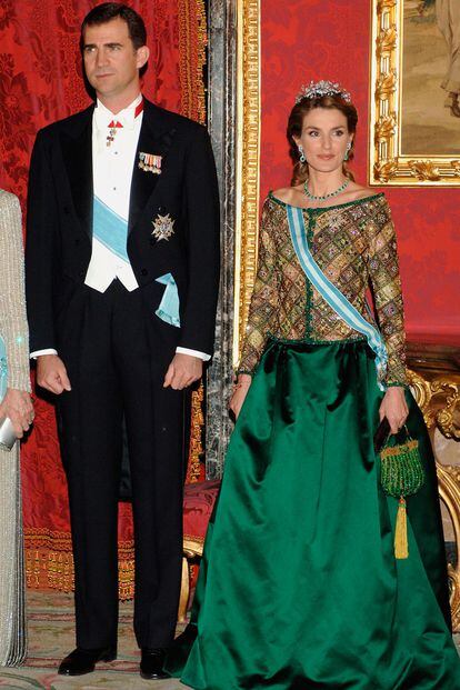 Éste es probablemente el look más de 'infanta española' que ha llevado la princesa hasta la fecha. El cuerpo brocado, la falda larga con vuelo brillante y la abundancia de joyas conforman una imagen muy muy real. Y con la que se ve a Letizia Ortiz poco cómoda.