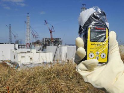 Medici&oacute;n de radiaci&oacute;n en las inmediaciones de la central nuclear de Fukushima. 