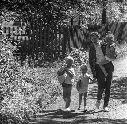 La escritora sueca, en 1965, en su casa de verano del archipiélago Furusund, con algunos de sus nietos. En el centro, de la mano, Annika Lindgren, a su derecha, su primo Karl Johan y, en brazos de su abuela, su prima Malin.