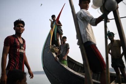 Unos refugiados rohingya tripulan un barco de pesca en la Bahía de Bengala, cerca de Cox's Bazar (Bangladesh)