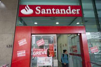 Una mujer fue registrada este jueves al salir de una entidad bancaria en Sao Paulo (Brasil), donde los empleados del sector iniciaron una huelga indefinida para demandar mejoras salariales y una mayor participación en los beneficios de las empresas.