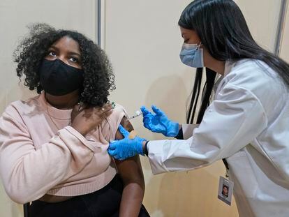 Una mujer recibe la primera dosis de la vacuna de Pfizer, en Nueva York, el pasado 19 de abril.