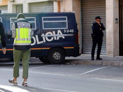 La policía nacional durante el registro en la localidad de Alaquàs (Valencia).