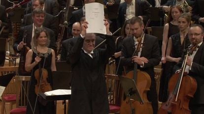 Valeri Guérguiev exhibe la partitura perdida que se recuperó en 2015.