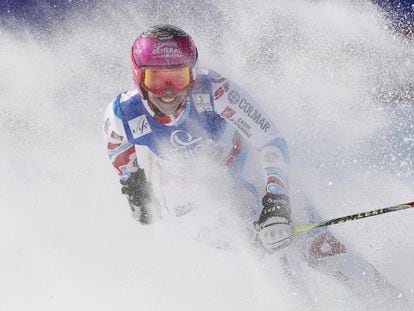 La francesa Marion Bertrand, durante el segundo eslalom gigante de la Copa del Mundo de Esquí Alpino en Schladming, Austria.
