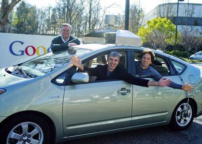El Director Ejecutivo de Google, Eric Schmidt (i), y los cofundadores de la empresa, Larry Page (c) y Sergey Brin, en el interior de coche con piloto autom&aacute;tico.
