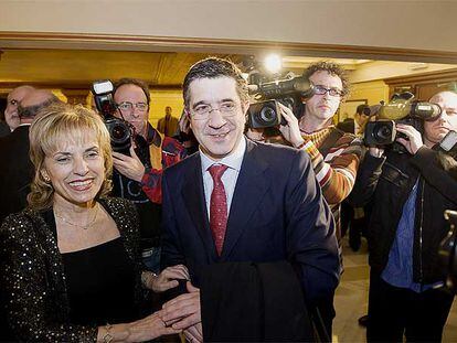 Natividad Rodríguez, la viuda de Fernando Buesa, junto a Patxi López, en el acto en recuerdo al político socialista y al <i>ertzaina</i> Jorge Díez.