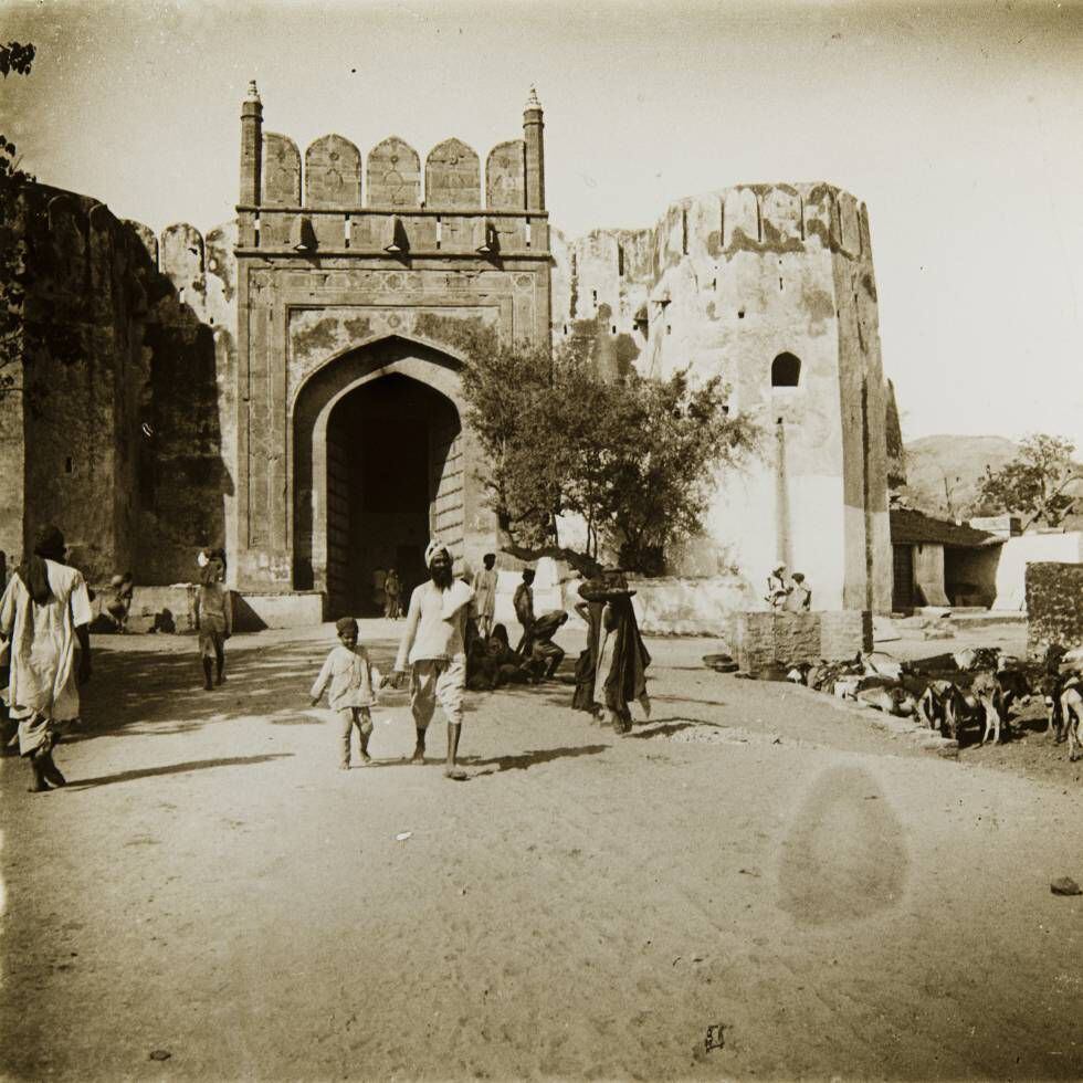 Puerta de la muralla de Jaipur en la India, fotografiada por Oleguer Junyent en 1909.