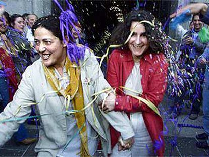 Eliana y Maria Joao, ayer tras su simbólica <i>boda</i> civil en el Ayuntamiento de Barcelona.