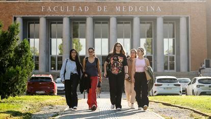Estudiantes ante la Facultad de Medicina de la Universidad Complutense de Madrid, el lunes.