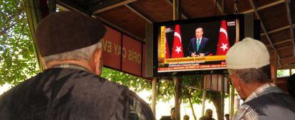 Kurdos escuchan el discurso de esta mañana del Erdogan.