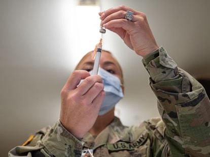 Una sanitaria prepara una dosis de la vacuna de Janssen en Kentucky, Estados Unidos, el pasado septiembre.