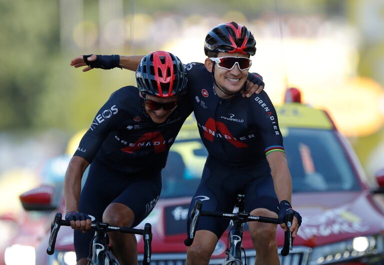 Michal Kwiatkowski (derecha) se abraza con su compañero de equipo Richard Carapaz tras ganar la 18ª etapa del Tour de Francia.