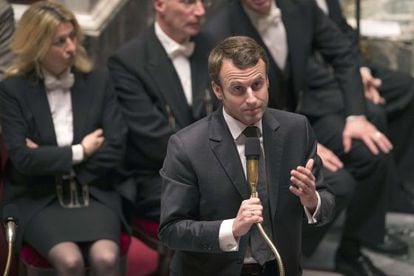 El ministro de Econom&iacute;a franc&eacute;s, Emmanuel Macron, en la Asamble Nacional.  