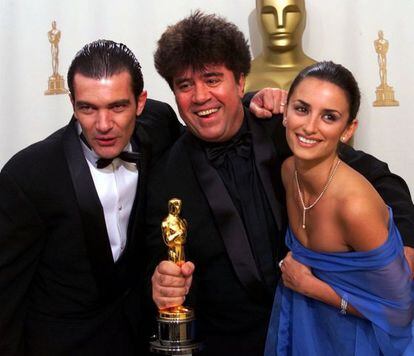 Antonio Banderas, Pedro Almodóvar y Penélope Cruz con el Oscar que el director recibió por 'Todo sobre mi madre'