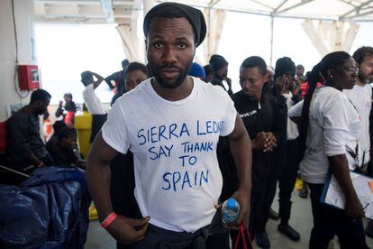 Un migrante muestra su camiseta en el interior del buque 'Aquarius' a su llegada al puerto de Valencia.