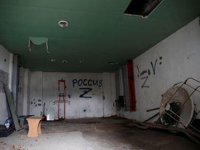 Imagen de una sala en Jersón que, según Ucrania, Rusia ha utilizado como cámara de tortura y detención en Jersón.