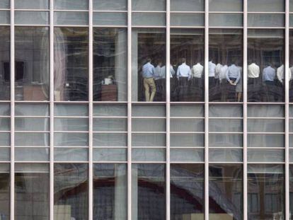 Personal de Lehman Brothers, en una reuni&oacute;n en sus oficinas de Londres, el 11 de septiembre de 2008.