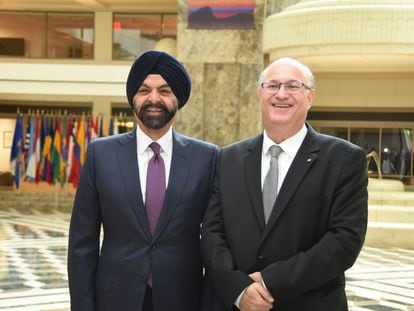 El presidente del Banco Mundial, Ajay Banga (a la izquierda), y el del Banco Interamericano de Desarrollo, Ilan Goldfajn, este jueves en la sede del BID en Washington.