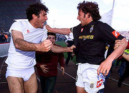 Ferrara y Del Piero celebran el título del Juventus.