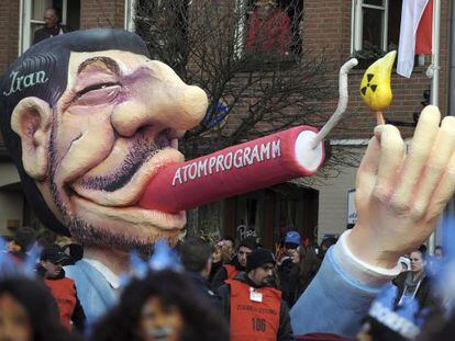 Una carroza de Carnaval en Duseldorf muestra a un mu&ntilde;eco del presidente iran&iacute; Mahmud Ahmadineyad.