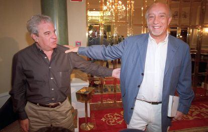 Los escritores Juan Marsé y Manuel Vicent, en Madrid en 2000.