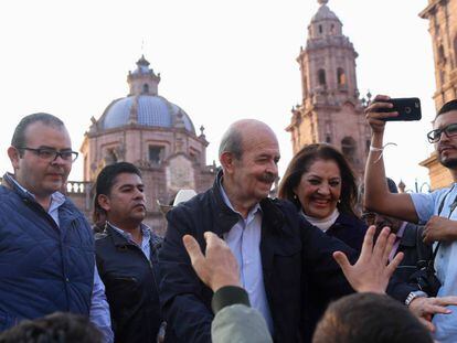 El exgobernador de Michoacán, Fausto Vallejo, y su hijo (izquierda) durante un acto electoral enero de 2018