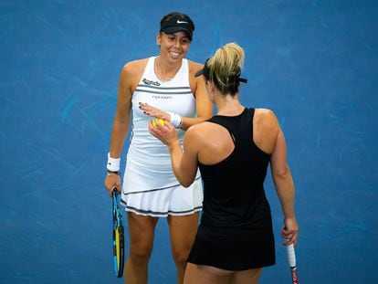 Giuliana Olmos, de blanco, junto a Gabriela Dabrowski, en el US Open.