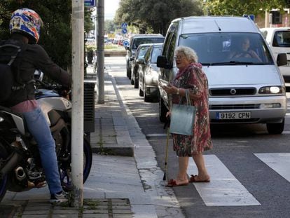 Una mujer cruza una calle en Mollet del Vallès.