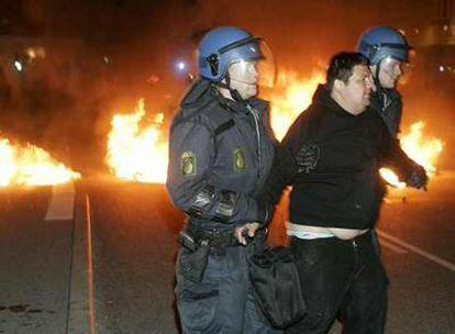 Dos agentes detienen a un manifestante ayer en Copenhague.