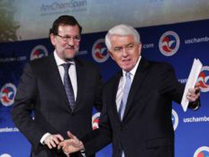 El presidente de la C&aacute;mara de Comercio de Estados Unidos, Thomas  Donohue, saluda a Mariano Rajoy tras la intervenci&oacute;n del primer ministro espa&ntilde;ol.