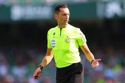 José María Sánchez Martínez arbitrando el partido entre el Real Betis y Osasuna de esta temporada.