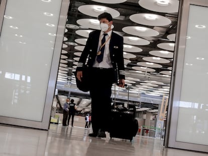 Un miembro de la tripulación de un avión camina por el aeropuerto de Madrid-Barajas Adolfo Suárez, el pasado 21 de junio.