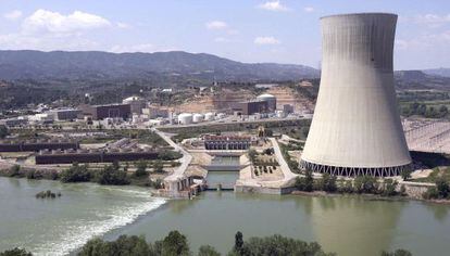 Complex nuclear d'Ascó amb la torre de refrigeració en primer pla.