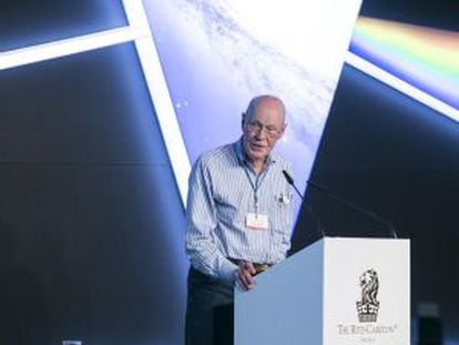 Robert Wison, ayer, durante su conferencia