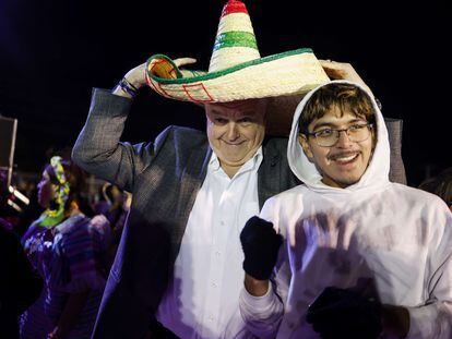 El gobernador demócrata Steve Sisolak se coloca un sombrero durante la celebración de Día de Muertos en Las Vegas, Nevada, el 2 de noviembre de 2022.