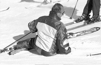 El Rey, en el suelo, con esquíes, tras caerse cuando intentaba ayudar a un cámara de la televisión austriaca, que había resbalado mientras le filmaba esquiando en las instalaciones de Sierra Nevada (Granada), poco antes del inicio de los Campeonatos Mundiales de Esquí de 1996.