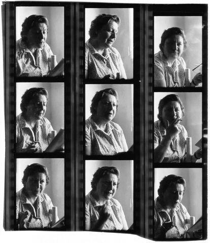 Serie de fotografías tomadas de Gloria Fuertes durante una lectura en 1967