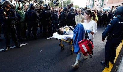 Uno de los heridos es evacuado tras intentar para la furgoneta que transportaba el cadáver del animal.