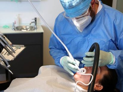 Dentista atendiendo a una paciente.