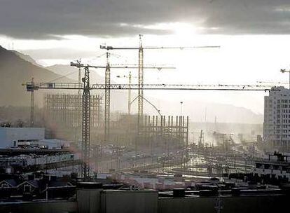 Viviendas en construcción en el barrio de Zabalgana de Vitoria.