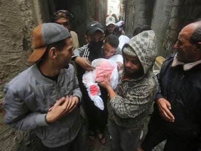 Un grupo de palestinos traslada los cuerpos de personas muertas durante un bombardeo israelí en la franja de Gaza, este miércoles.