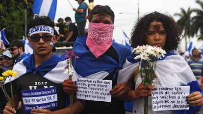 Tres jóvenes en la Marcha de las flores en Nicaragua.