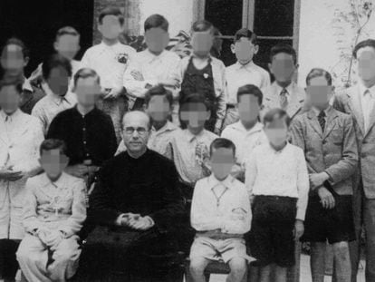 El padre Mondéjar, junto con unos alumnos en 1947, en Málaga.